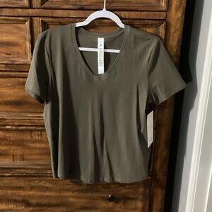 Lululemon Love V-neck T-shirt. Sz 8, OVBR, olive brown. Hip length, classic fit